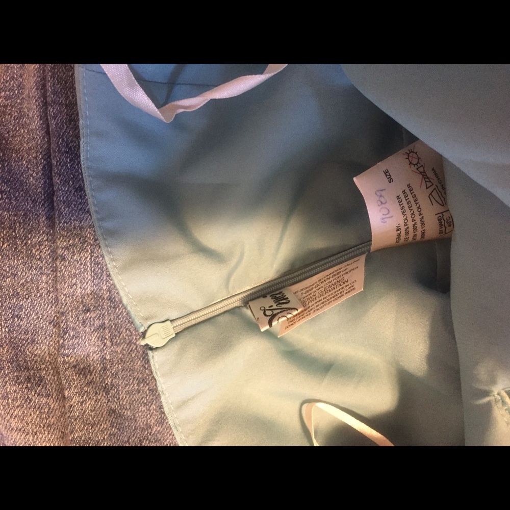 Gown - Picture 5 of 5
